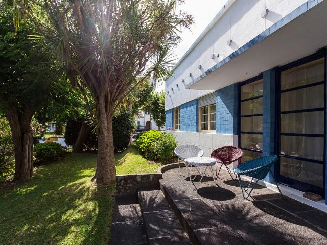 Moradia T5 de Arquitectura Modernista com jardim de 2.620 m2 no centro de Ponta Delgada