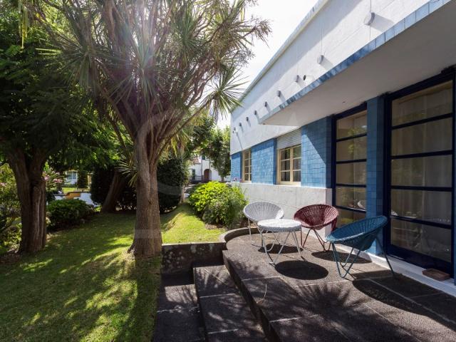 Moradia T5 de Arquitectura Modernista com jardim de 2.620 m2 no centro de Ponta Delgada