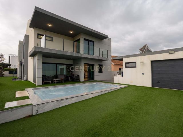 Luxuosa Moradia em Porto Salvo – Conforto e Elegância à Sua Porta