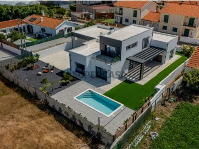 Moradia T5 de Luxo com Piscina | Design Contemporâneo a 3 Minutos da Praia de Santa Cruz