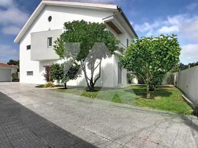 Moradia T5 de três frentes junto à zona escolar de Ovar