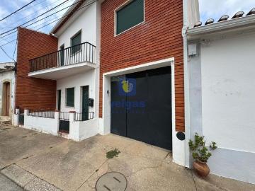 Moradia T5 de 2 Pisos com Logradouro com 10 Boxes para Caval. 389m² Golegã