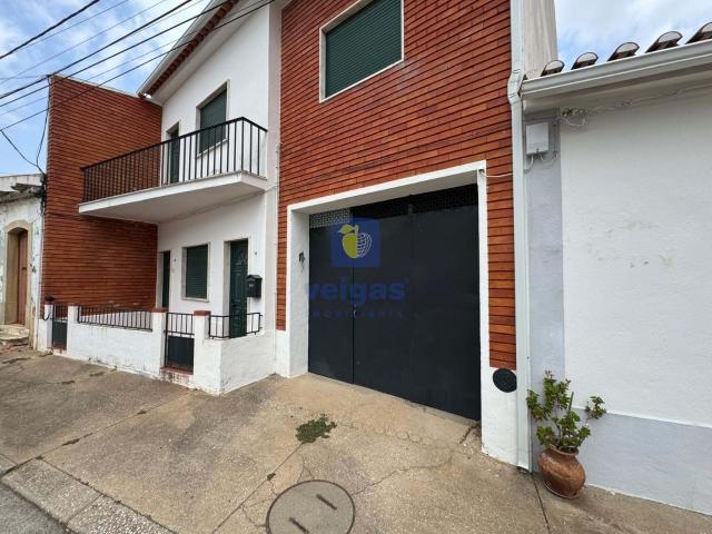 Moradia T5 de 2 Pisos com Logradouro com 10 Boxes para Caval. 389m² Golegã