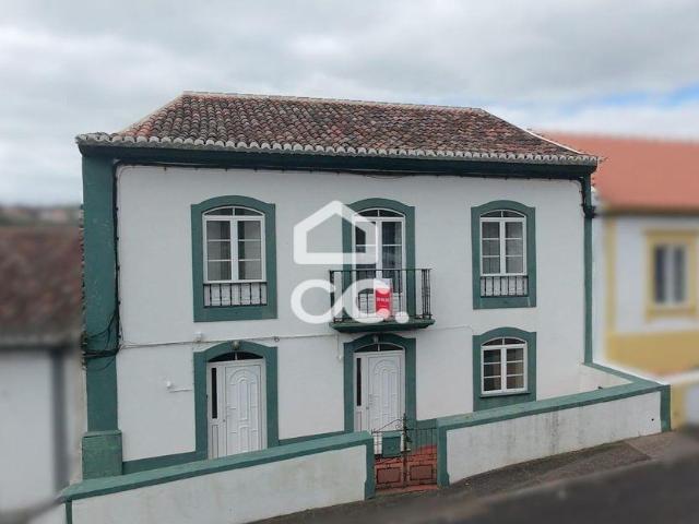 Moradia T5 dividida em dois apartamentos independentes São Bento