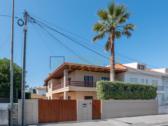 Moradia T5 Exclusiva junto à Praia Totalmente Renovada