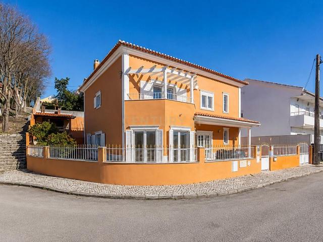 Moradia T5 em Odivelas com Jardim e Garagem