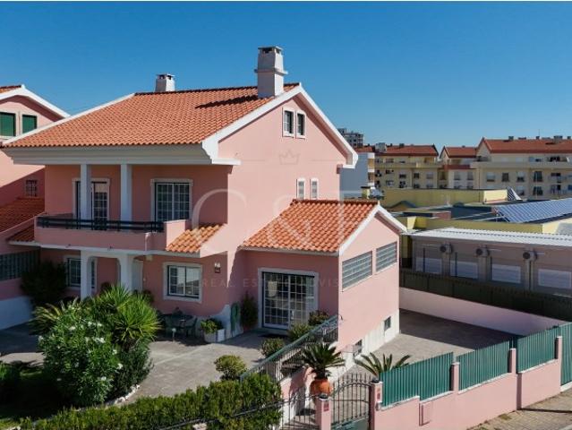 Moradia T5 em Mem Martins, com jardim e garagem