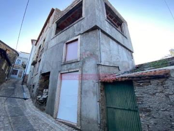 Moradia T5 em aldeia de Chisto Fajão