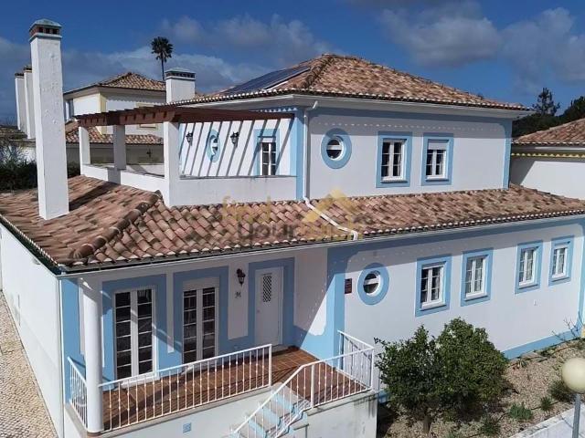 Moradia T5 com piscina privada aquecida em condomínio fechado em Carvalhal – Bombarral