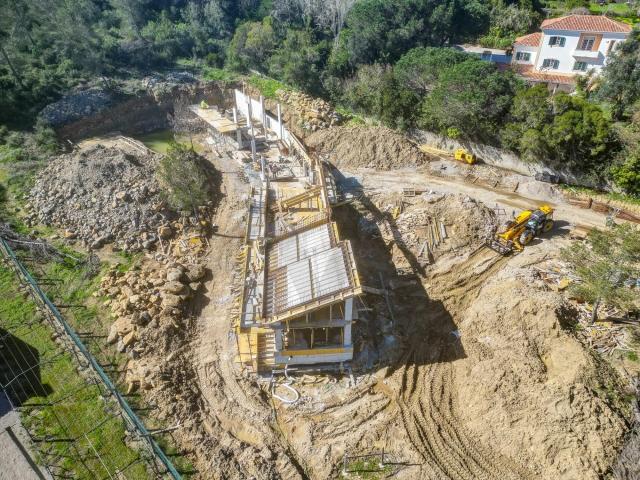 Moradia T5 em construção, com piscina, inserida em lote com 5000m2