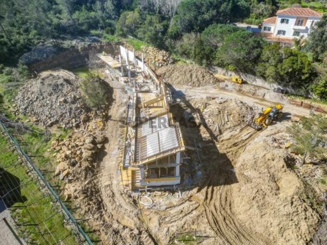 Moradia T5 em construção, com piscina, inserida em lote com 5000m2
