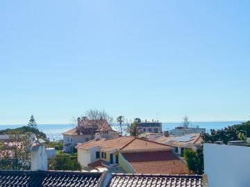Moradia T5, em fase de remodelação, com jardim e piscina e vista de mar
