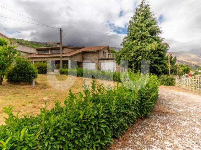 Moradia T5 em Granito com Terraço Panorâmico e Terreno | Unhais da Serra