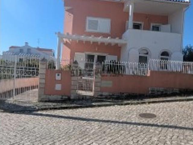 Moradia T5 em Laranjeiro e Feijó