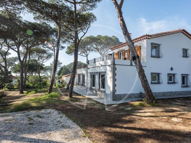 Moradia T5 em lote de 2341m2, junto à Praia do Magoito