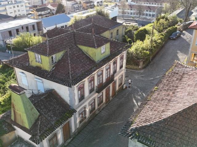 Moradia T5 em Pedra com Grande Potencial Felgueiras