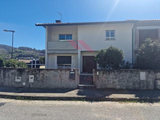 Moradia T5 em plena Vila de Arcos de Valdevez