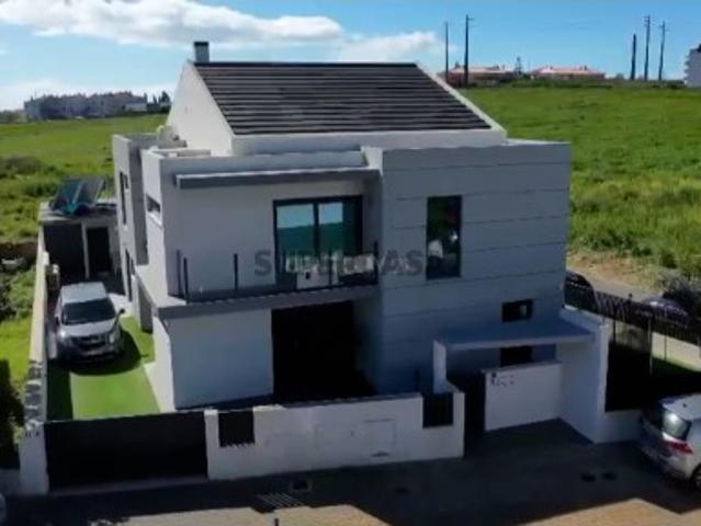 Luxuosa Moradia em Porto Salvo Conforto e Elegância à Sua Porta