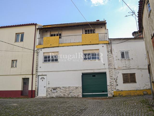 Moradia T5 com quintal, pronta a habitar, em Proença a Nova