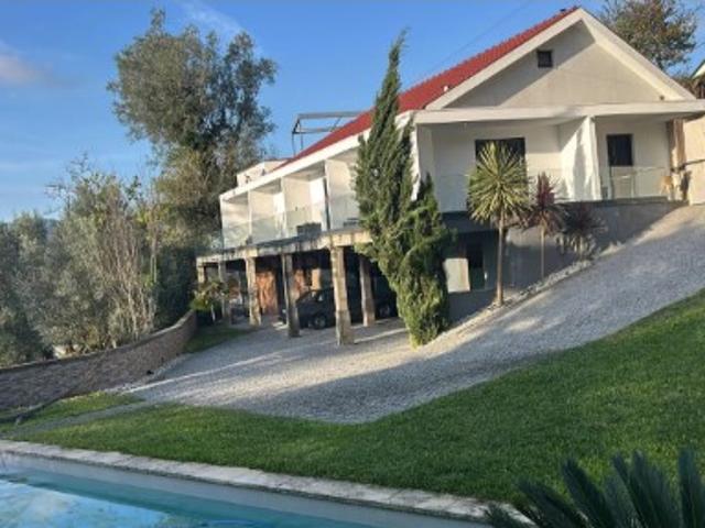 Moradia T5 em Ribeira do Neiva