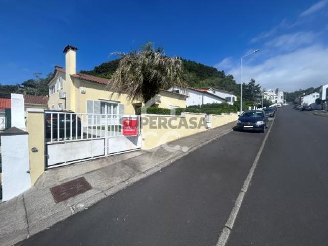 Moradia T5 em Fajã de Cima