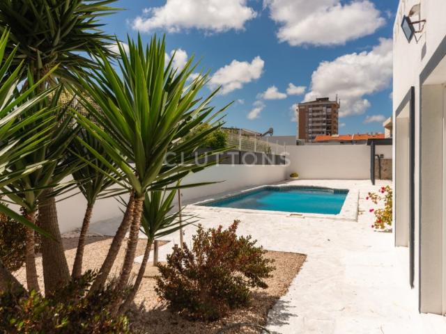 Moradia T5 em S. Pedro do Estoril com jardim, piscina e solário