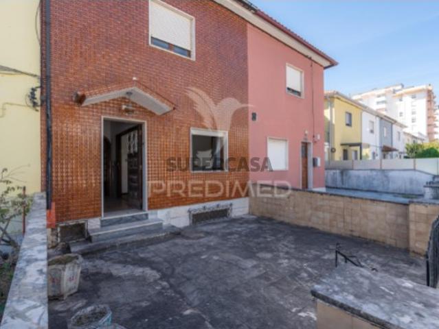 Moradia T5 em Santo António dos Olivais