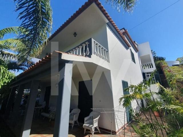 Moradia T5 implantada num terreno de 1.218m2 localizada em S. 284m² São Martinho