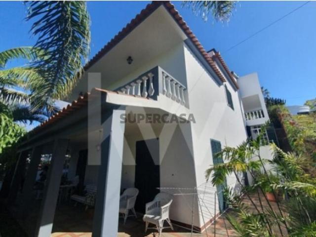 Moradia T5 implantada num terreno de 1.218m2 localizada em S. Martinho | Funchal
