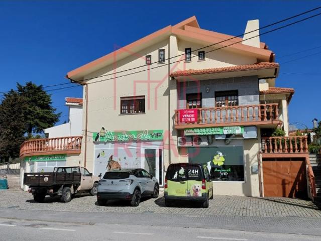 Moradia T5 independente c/ espaço comercial em Aguiar da Beira
