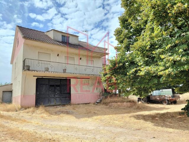 Moradia T5 independente c/ terreno no Barracão, Aguiar da Beira