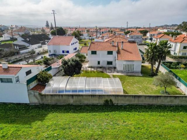Moradia T5 Independente, com jardim, piscina coberta e garagem