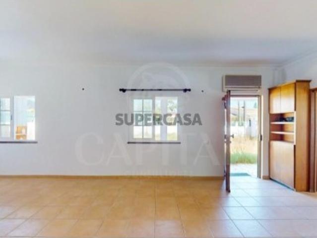 Moradia T5 independente na Aroeira