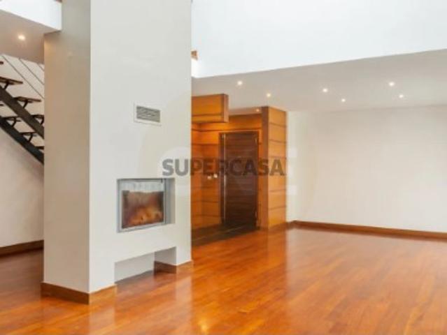 Moradia T5 Isolada com garagem Elegância, Conforto e Privacidade