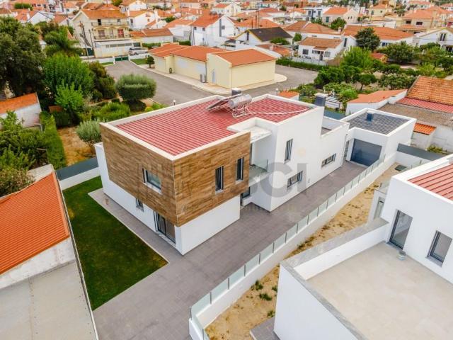 Moradia T5 isolada com Garagem Piscina e Jardim, em Azeitão 195m² Azeitão São Lourenço e São Simão