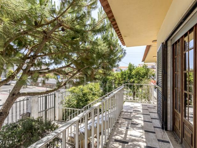 Moradia T5 isolada, com jardim, em Mem Martins