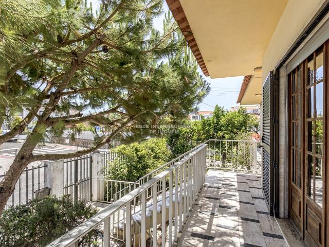 Moradia T5 isolada, com jardim, em Mem Martins