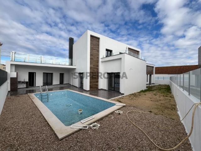 Moradia T5 Isolada com piscina Nova em Azeitão