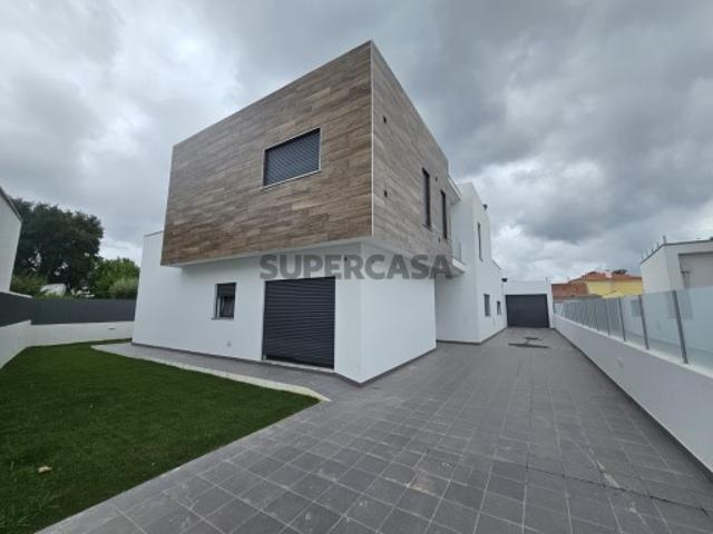 Moradia T5 isolada com 4 suítes, piscina e jardim em Azeitão