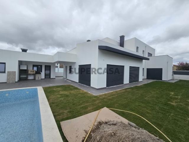 Moradia T5 isolada com 4 suítes, piscina e jardim em Azeitão