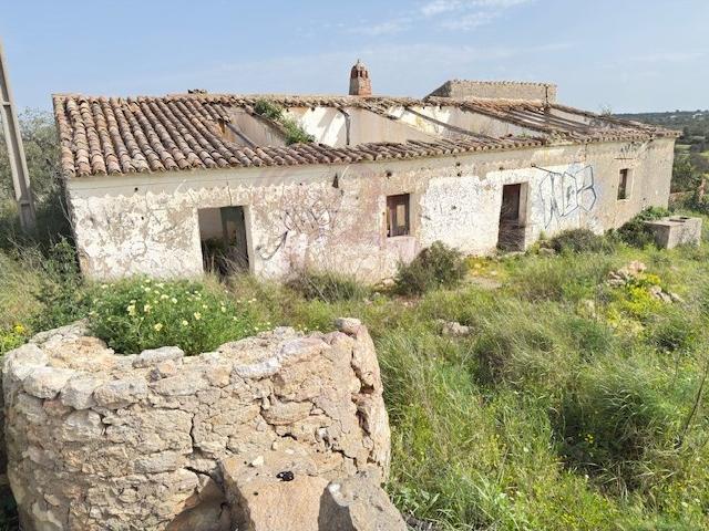 Moradia Isolada T5 por Recuperar Albufeira