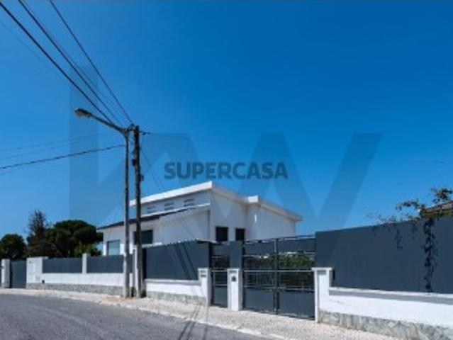 Moradia T5 isolada para Venda 200 m2 em 2 pisos Lote de 650 m2 renovada com 3 estacionamentos