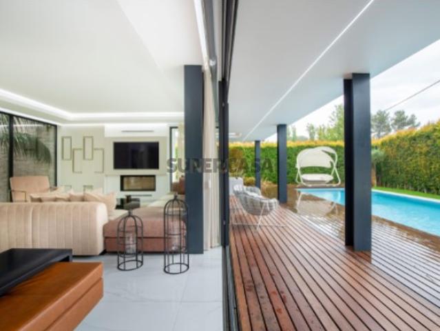MORADIA T5 LUXO | LOCALIZADA NO BIRRE | LOTE 946M2