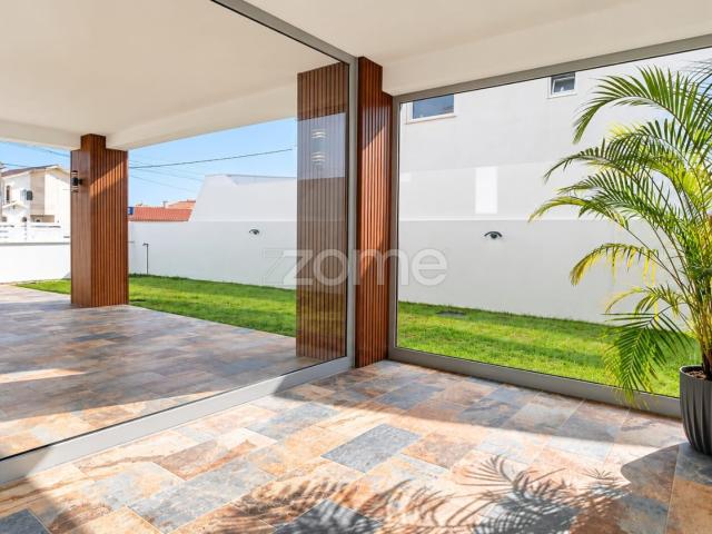 Moradia T5 | Luxo | Piscina | Garagem 2 carros | Costa Nova