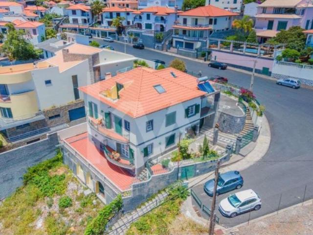 Moradia T5 luxuosa com deslumbrante vista sobre o mar e a baía do Funchal