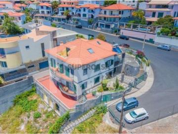 Moradia T5 luxuosa com deslumbrante vista sobre o mar e a baía do Funchal