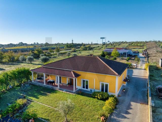 Moradia T5 localizada a apenas 12 minutos 9,5 km de Santar. 306m² Achete, Azóia de Baixo e Póvoa de Santarém
