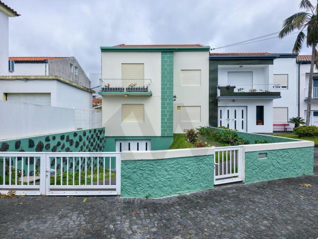 Moradia T5, localizada numa das zona nobres de S.Pedro. concelho de Ponta Delgada