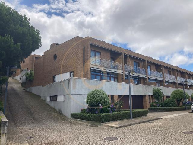 Moradia T5 para arrendamento em condomínio fechado com piscina