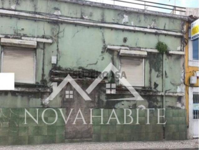 Moradia T5 para reabilitar em Loures